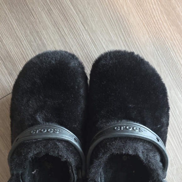 CROCS Black Fuzzy Slippers - Picture 2 of 3